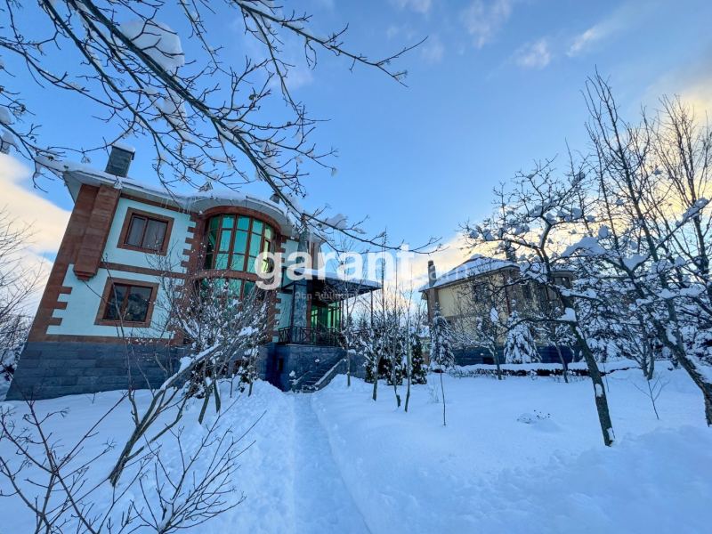 Տուն՝ 3 ննջասենյակով, 10 հյուրի համար, 350 մ²