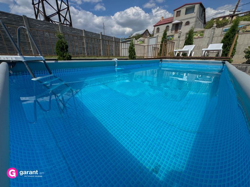 Տուն՝ լողավազանով, 450 մ²