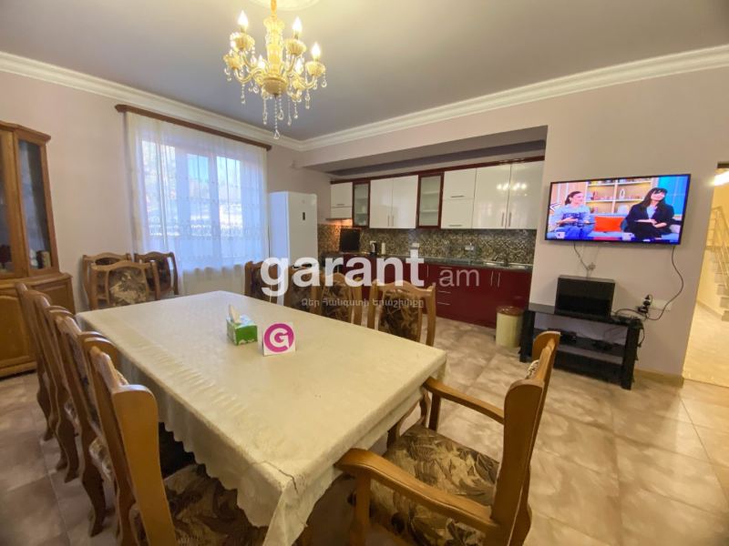 Տուն՝ 3 ննջասենյակով, 6 հյուրի համար, 350 մ²