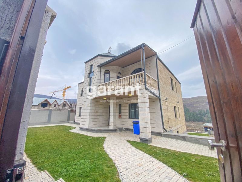 Տուն՝ 8 ննջասենյակով, 16 հյուրի համար